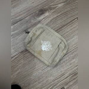 BNIB - INDIA HICKS STUNNING TOILETRY BACK WITH CORAL 🪸 ZIPPER PULL